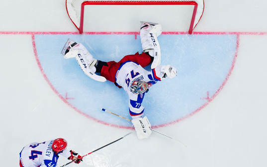 Rysslands Yegor Yakovlev ser målvakten Sergei Bobrovski