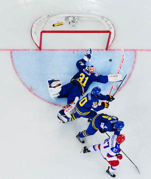 Sveriges målvakt Anders Nilsson, Mikael Backlund och Tim