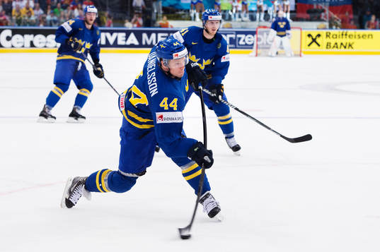 Sveriges Nicklas Danielsson skjuter ett skott
