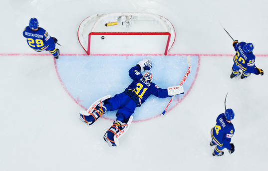 Sveriges Erik Gustafsson, målvakt Anders Nilsson, Tim