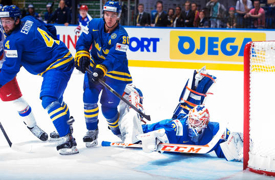 Sveriges Tim Erixon, Mikael Backlund och målvakt Anders