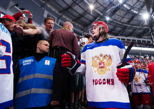 Rysslands Viktor Tikhonov lämnar isen