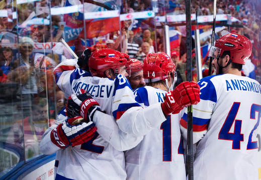 Rysslands Sergei Shirokov jublar med lagkamrater