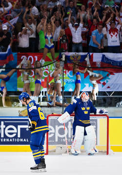 Sveriges Mikael Backlund och målvakt Anders Nilsson deppar