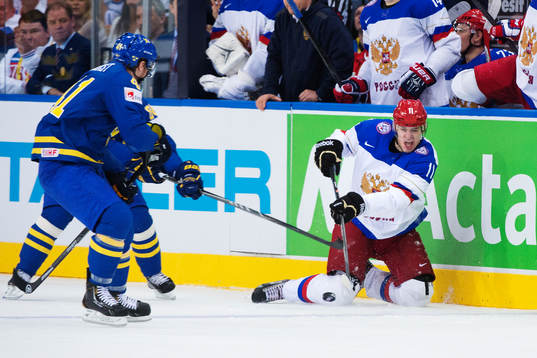 Rysslands Yevgeni Malkin passar pucken sittandes på knä
