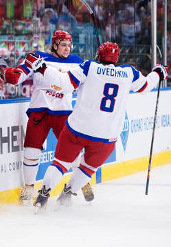 Rysslands Sergei Plotnikov och Alexander Ovechkin jublar