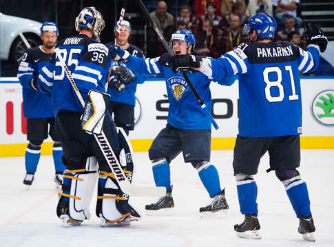 Finlands målvakt Pekka Rinne jublar