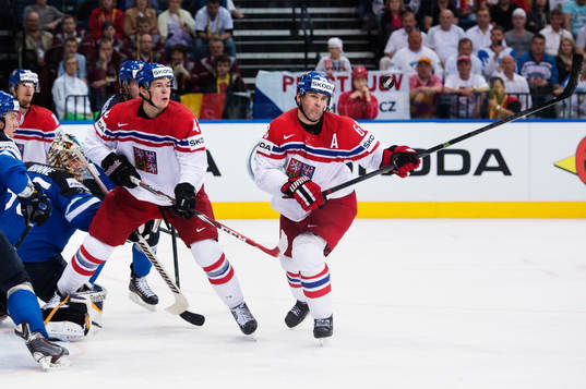 Tjeckiens Jaromir Jagr (t h) har fokus på pucken