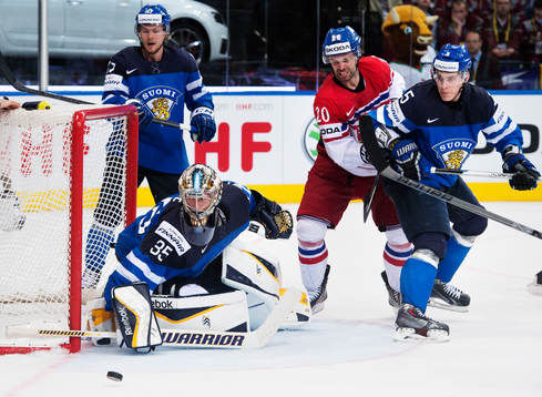 Finlands målvakt Pekka Rinne och Atte Ohtamaa ser till att
