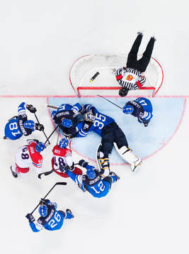 En av huvuddomarna ligger ovanpå Finlands mål vid en