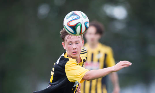 IFK Hässleholms 14-årige Theo Ekström i matchen i