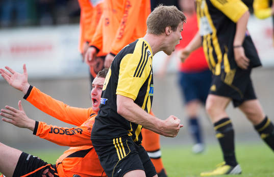 IFK Hässleholms Jesper Eliasson har nickat in 1-0 och
