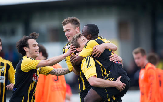 IFK Hässleholms Jesper Eliasson har nickat in 1-0 och