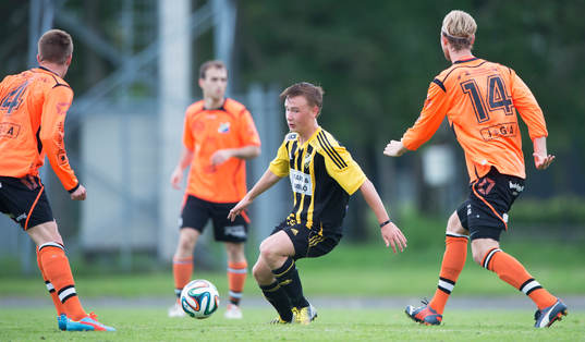 IFK Hässleholms 14-årige Theo Ekström välbevarad av tre