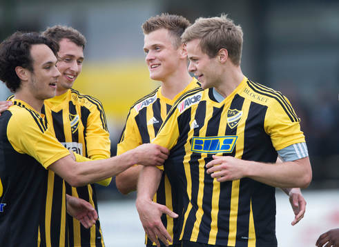 IFK Hässleholms Jesper Eliasson har nickat in 1-0 och