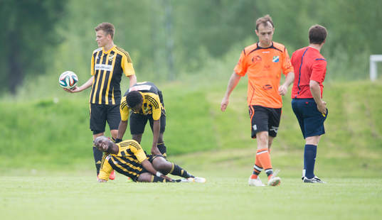 IFK Hässleholms Bright Frimpong skadad och domaren plockar