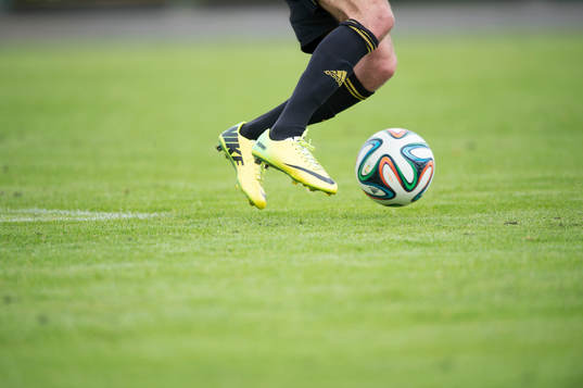 Bollkontroll med fotbollsskor Nike i matchen i division 111