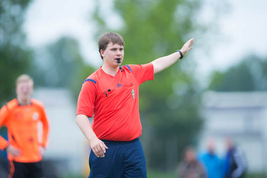 Domaren Pontus Mattsson i matchen i division 111 mellan IFK
