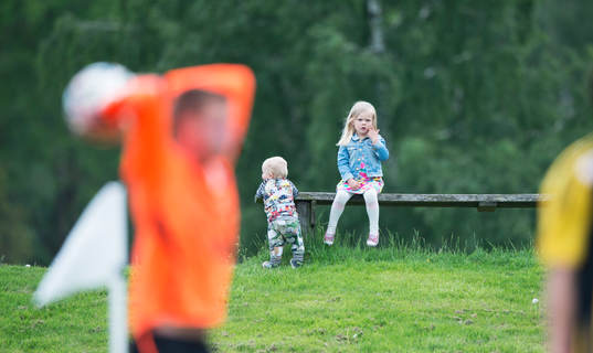 Storasyster och lillebror på fotboll i matchen i division