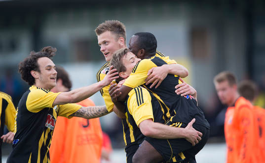 IFK Hässleholms Jesper Eliasson har nickat in 1-0 och