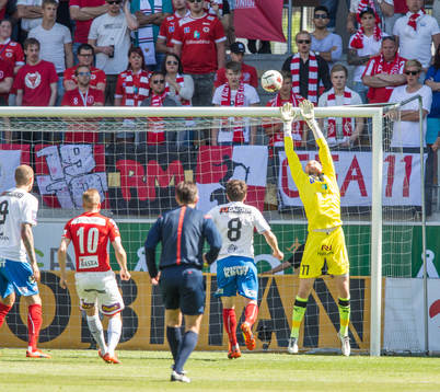 Kalmars målvakt Lars Cramer räddar en boll