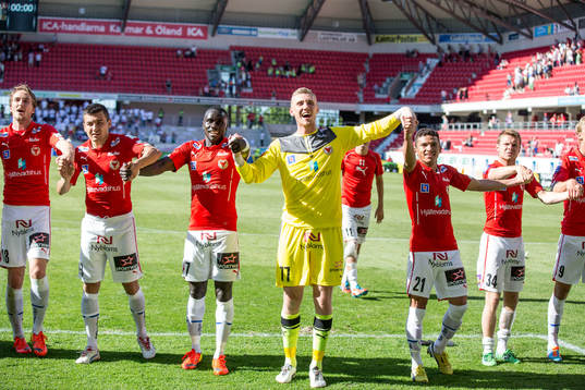 Kalmars målvakt Lars Cramer jublar