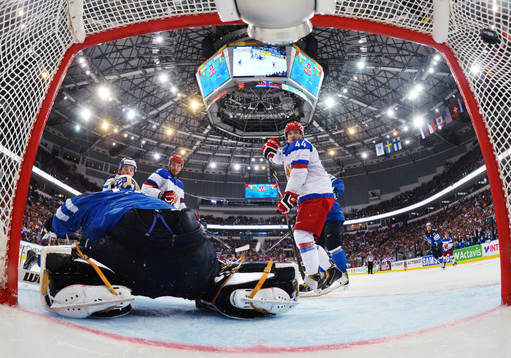 Rysslands Artyom Anisimov och Yegor Yakovlev ser 4-2-pucken