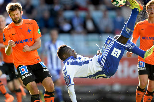 IFK Göteborgs Malick Mané försöker sig på en cykelspark
