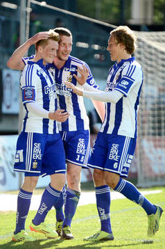 IFK Göteborgs Jakob Johansson jublar med Sam Larsson och