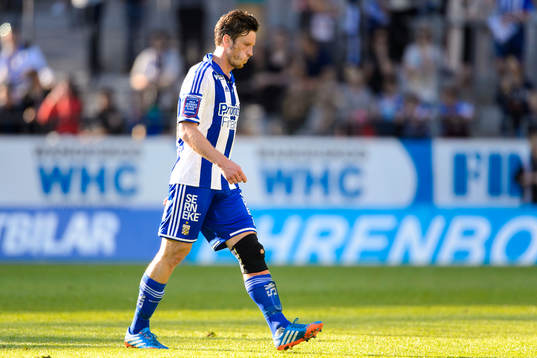 IFK Göteborgs Gustav Svensson lämnar planen