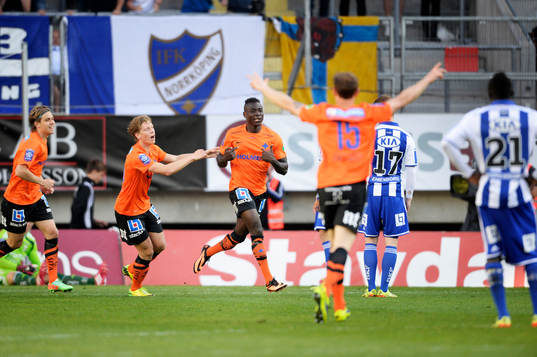 Norrköpings Alhaji Kamara firar han gjort 2-2