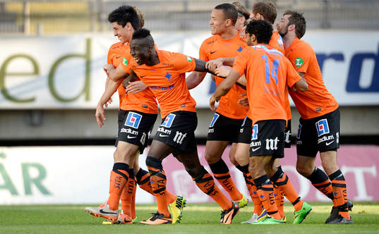 Norrköpings Alhaji Kamara firar 2-2 med lagkamraterna
