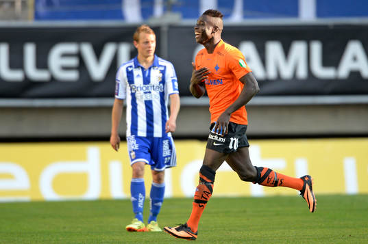 Norrköpings Alhaji Kamara firar