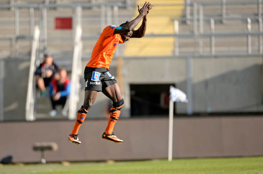 Norrköpings Alhaji Kamara firar