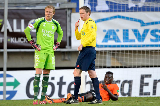 Norrköpings Alhaji Kamara ligger skadad bakom IFK