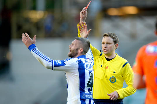 IFK Göteborgs Kjetil Waehler reagerar när domare Markus