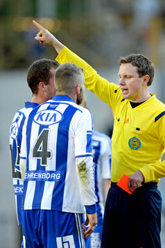 IFK Göteborgs Kjetil Waehler reagerar när domare Markus