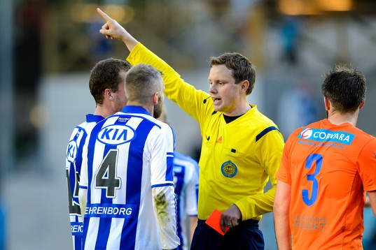 Domare Markus Strömbersson ger rött kort till IFK
