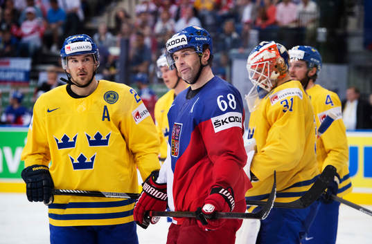 Sveriges Jimmie Ericsson ser Tjeckiens Jaromir Jagr deppar