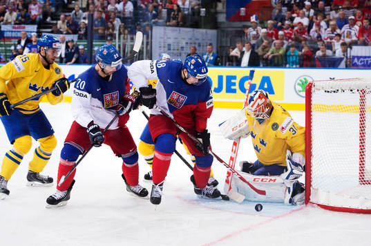Tjeckiens Jakub Klepis och Tomas Hertl oroar framför