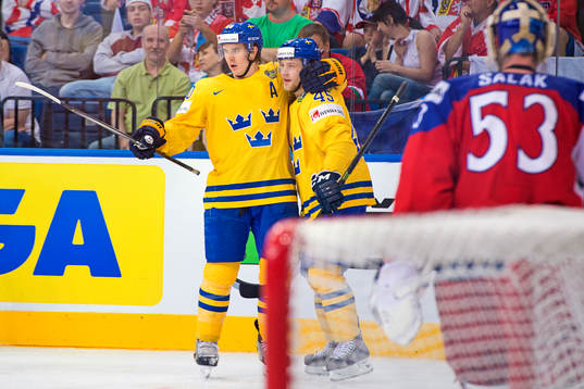 Sveriges Mikael Backlund firar 3-0 med Oscar Möller