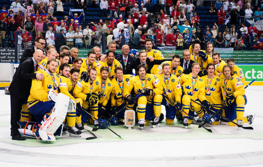 Sveriges spelare och ledare poserar med pokalen