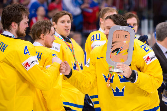 Sveriges Joel Lundqvist håller i bronspokalen och firar