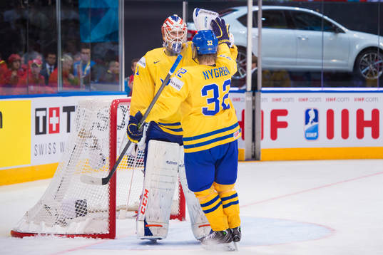 Sveriges Magnus Nygren klappar om målvakt Anders Nilsson