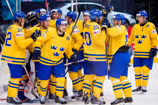 Sveriges spelare firar segern i bronsmatchen i ishockey-VM