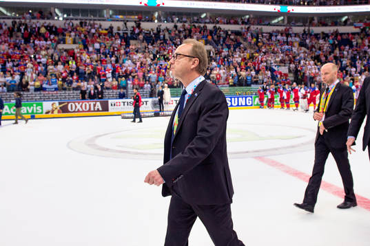 Sveriges förbundskapten Pär Mårts på väg till