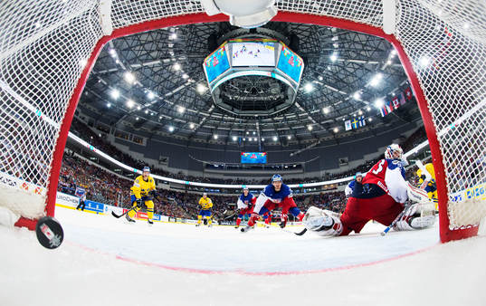 Sveriges Mikael Backlund skjuter in 3-0 bakom Tjeckiens