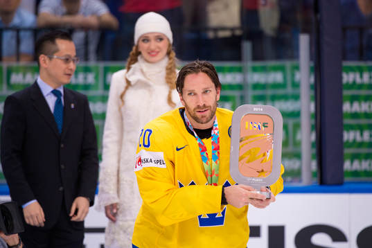 Sveriges Joel Lundqvist med pokalen