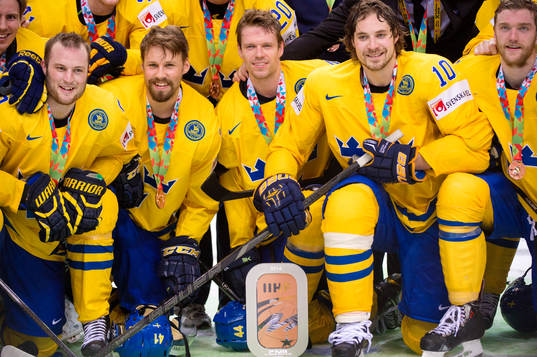 Sveriges spelare poserar med bronspokalen för en lagbild