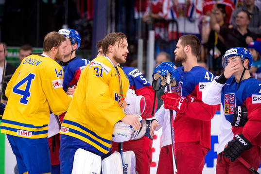Sveriges Mattias Ekholm och målvakt Anders Nilsson tackar